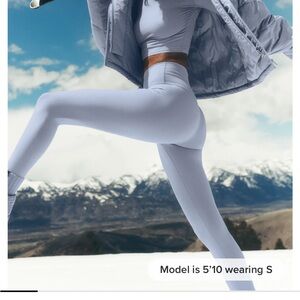 Alo Yoga leggings in Winter Frost
Size medium